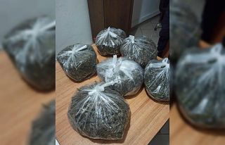 ‘Dur’ ihtarına uymayan araçtan atılan poşetten...