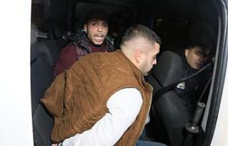 Dur ihtarına uymayıp polislerin üzerine aracını...