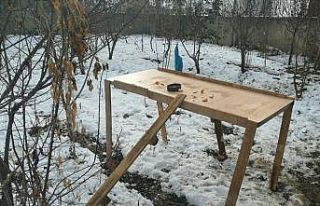 Duyarlı vatandaştan kuşlar için ahşaptan yemlik