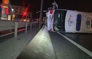 E-5 Karayolu’nda otomobile çarpan ambulans yan...