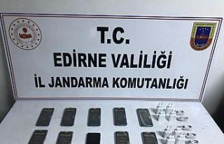 Edirne’de 15 bin TL’lik kaçak cep telefonu ele...