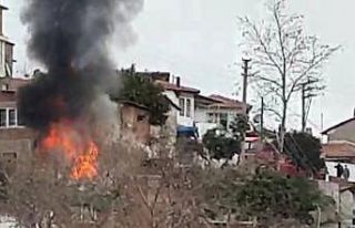 Edremit’te tek katlı ev alev alev yandı