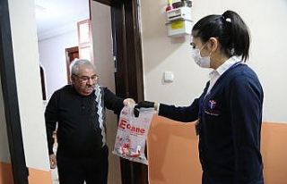 Efeler Belediyesi evlerinde çıkamayan vatandaşlara...