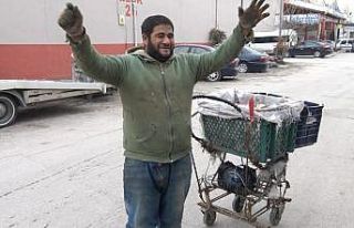 Ekmek mücadelesinde ‘eğlencesini’ de yanında...