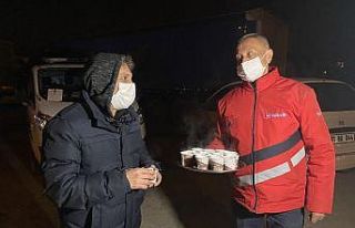 Eksi 5 derecede denetleme yapan polise sıcak çay