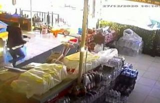 Elazığ’da deprem anı marketin güvenlik kamerasına...