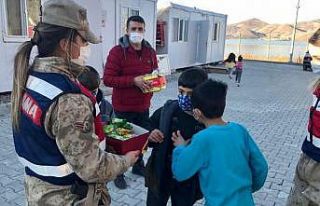 Elazığ’da depremzede çocuklara jandarmadan moral...