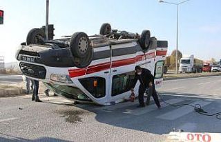 Elazığ’da hasta taşıyan ambulans, hafif ticari...