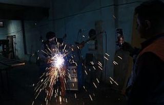 Elektro gitara benzettiği demir kürekle rock müzik...