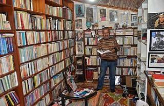 Emekli öğretmen, evini kütüphaneye çevirdi