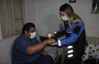 Engelli gencin polis sevgisi, ilacını polisin elinden...