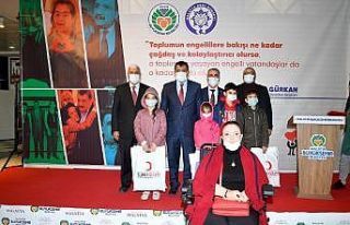 Engelli ve ailelerine kıyafet yardımı