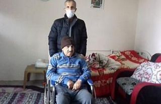 Engellilere tekerlekli sandalye desteği