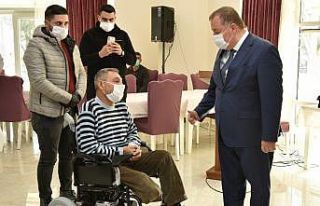 Engellilere tekerlekli sandalye ile kıyafet dağıtıldı
