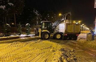 Erciş Belediyesi kar temizleme çalışmalarını...