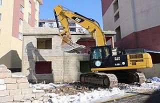 Erciş’te metruk binaların yıkımına devam ediliyor