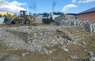 Erciş’teki metruk binaların yıkımı sürüyor