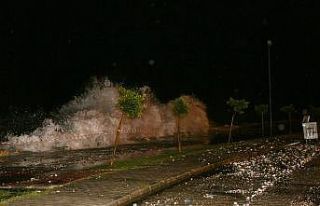 Erdemli’de dalgaların kum ve taşla doldurduğu...