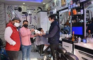 Ergani Belediyesinden kuaförlere maske ve dezenfektan...