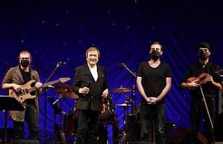 Erol Evgin, yeni yıl konserinde sahnesini sokak müzisyenleriyle...