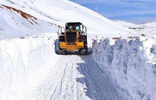 Erzincan’da 19 köy yolu kar ve tipiden ulaşıma...