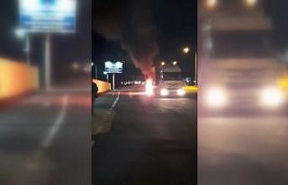 Erzincan’da hareket halindeki tırın lastikleri...