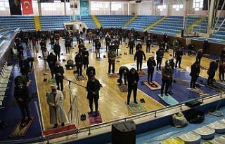 Erzurum’da cuma namazı spor salonlarında kılındı