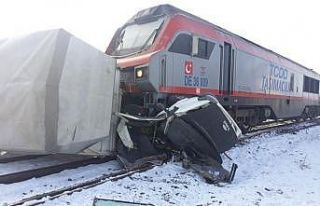 Erzurum’da tren kamyonete çarptı: 1 yaralı