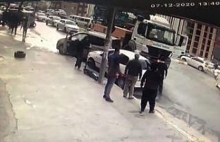 Esenyurt’ta iş makinesi ticari araca çarptı,...
