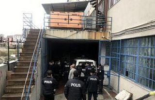 Esenyurt’ta şüpheliyi kovalayan polis, iş yerinin...