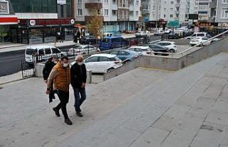 Eşini 5 yerinden bıçakladı