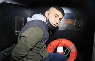 Ev kurşunladılar, bir kişiyi yaraladılar, araba...