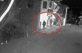 Evi ateşe verirken güvenlik kamerasına yakalandılar,...