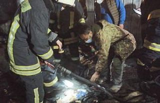 Evi yanan vatandaş, dakikalarca küllerin arasında...