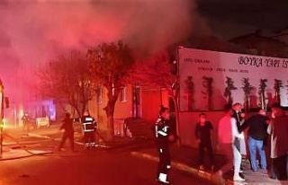 Evin çatısı alevlere teslim oldu, dumanlar gökyüzünü...