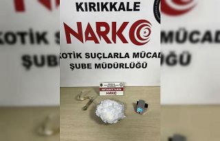 Evinde uyuşturucuyla yakalandı