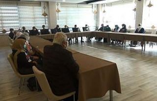 Evlat nöbetindeki aileler kısıtlamaya rağmen eylemlerini...