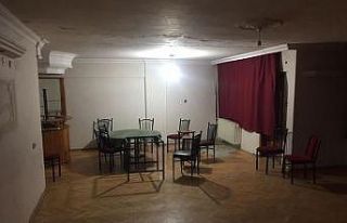 Evleri eğlence mekanına dönüştürerek kumar oynadılar