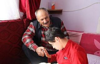 Fedakar baba engelli kızları için 20 yıldır gece...