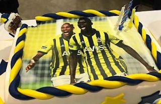 Fenerbahçe’de Samatta’nın doğum günü kutlandı