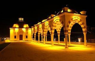 Finike Eroğlu Nuri Cami, amber rengi ile aydınlatıldı