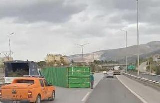 Fırtına tırda yüklü konteynerleri devirdi