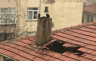 Fırtınada kopan bacanın parçası çatıda hasara...