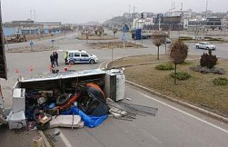 Freni boşalan kamyon devrildi