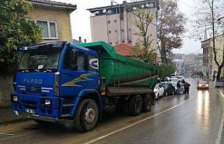 Freni boşalan kamyon, park halindeki 6 aracı biçti