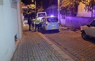 Freni boşalan minibüs otomobil ve duvara çarparak...