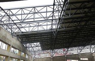 Gebze’deki yüzme havuzunda çatı montajı yapılıyor