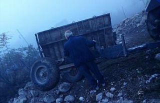 Gercüş’te toprak yüklü römork devrildi