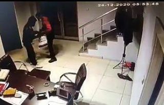 Girdikleri iş yerinin ışıklarını yakarak soydular