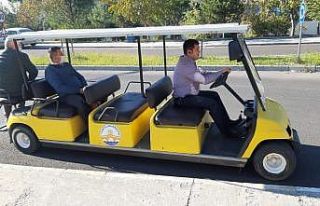 Golf araçları erişebilirliğe ihtiyaç duyan çalışan...